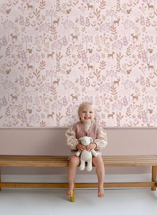 ESTAhome behang bos met bosdieren licht roze en paars - 50 x 900 cm - 131796