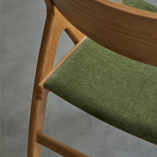 Tikamoon Stoel in massief eikenhout en groen fluweel - Groen
