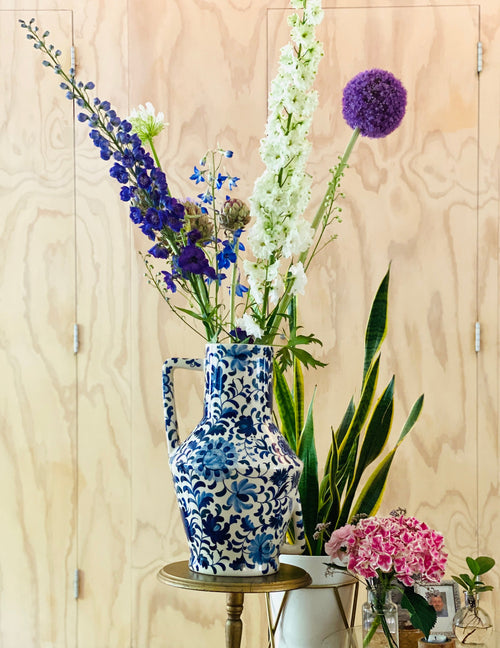 Return to Sender Vaas 45 cm Bed of Flowers Blue handgeschilderd met handvat - vtwonen shop
