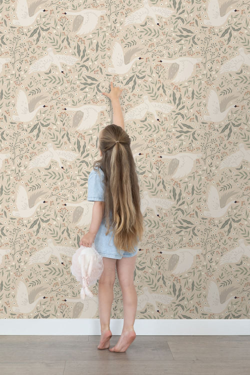 ESTAhome behang zwanen beige, wit en vergrijsd groen - 53 cm x 10.05 m - 139797