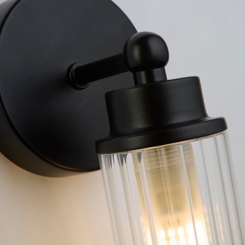 Searchlight Imperial 1-lichts wandlamp, matzwart metaal en helder geribbeld glas
