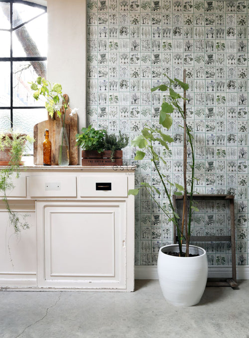 ESTAhome XXL behang bladzijden botanisch bloemen en planten boek licht warm grijs en groen - 50 x 900 cm - 158826 - vtwonen shop