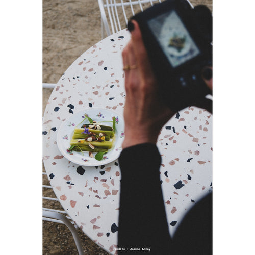 Tikamoon Ronde tuintafel van bruin premium terrazzo en metaal voor 4 personen - Bruin - vtwonen shop