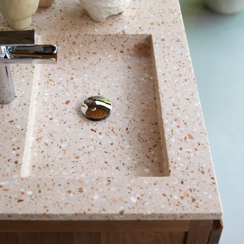 Tikamoon Badkamermeubel van massief notenhout en roze premium terrazzo 120 cm - Roze