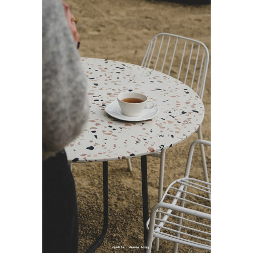 Tikamoon Ronde tuintafel van bruin premium terrazzo en metaal voor 4 personen - Bruin - vtwonen shop