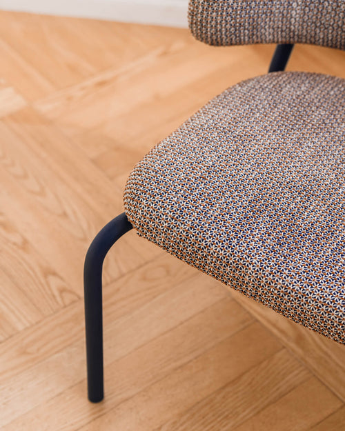 noo.ma Kei Lounge Chair - gestoffeerde design fauteuil, metaal en 100% polyester, Brown & Blue Mélange