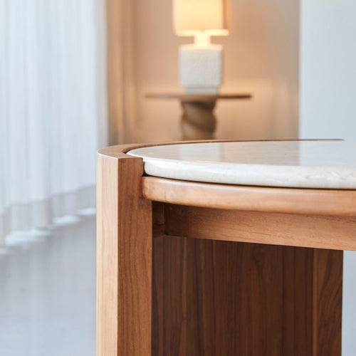 Tikamoon Ronde bijzettafel in massief teak en marmer - Naturel - vtwonen shop