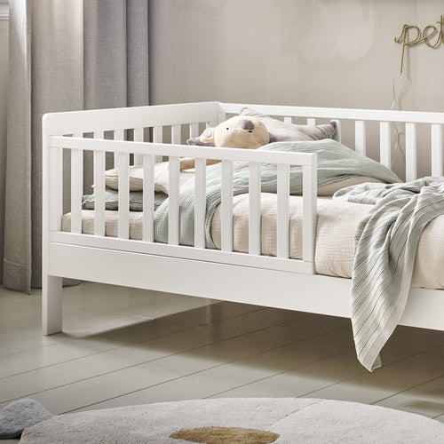 Petite Amélie Peuterbed Plume – 70x140 cm – Wit – Met uitvalbescherming – Flexibel zijhekje - vtwonen shop