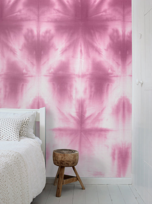 ESTAhome fotobehang wandvullend tie-dye shibori motief intens fuchsia roze - 100 x 279 cm - 158821 - vtwonen shop