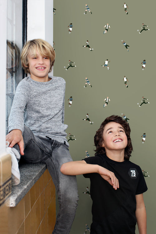 ESTAhome behang voetbalspelers olijfgroen - 50 x 900 cm - 131277 - vtwonen shop