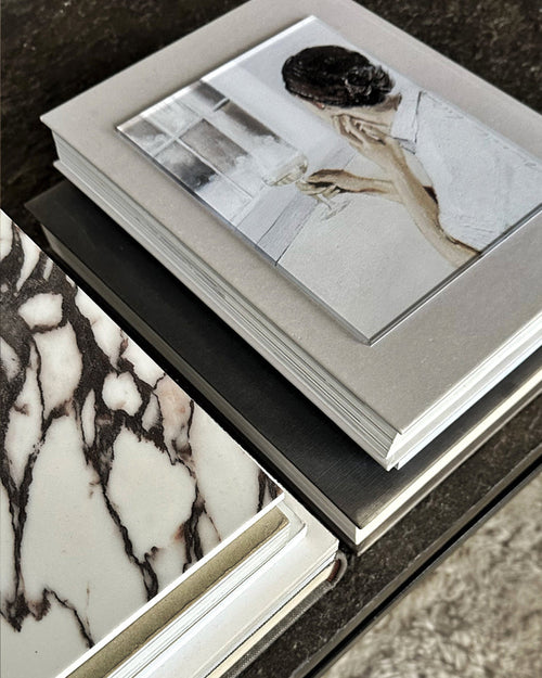 My Deer Art Shop - Fine Art Acryl - Women in the Window - Acrylglas - 15 x 20 cm – limited edition of 10 - vtwonen shop