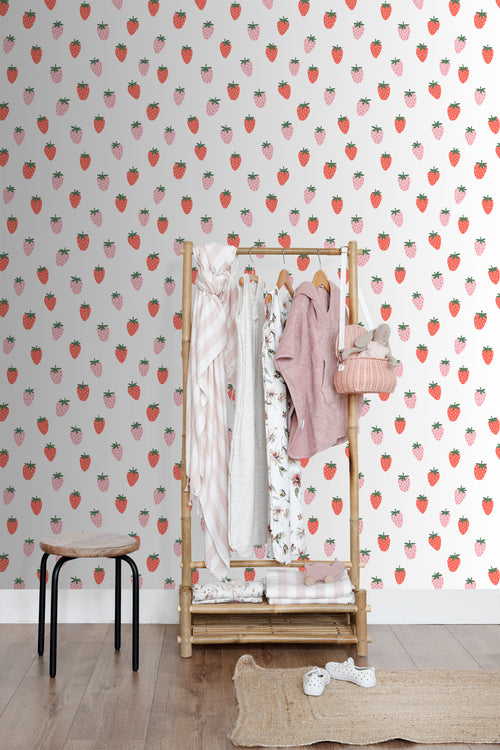 ESTAhome behang aardbeien wit en roze - 50 x 900 cm - 131650 - vtwonen shop