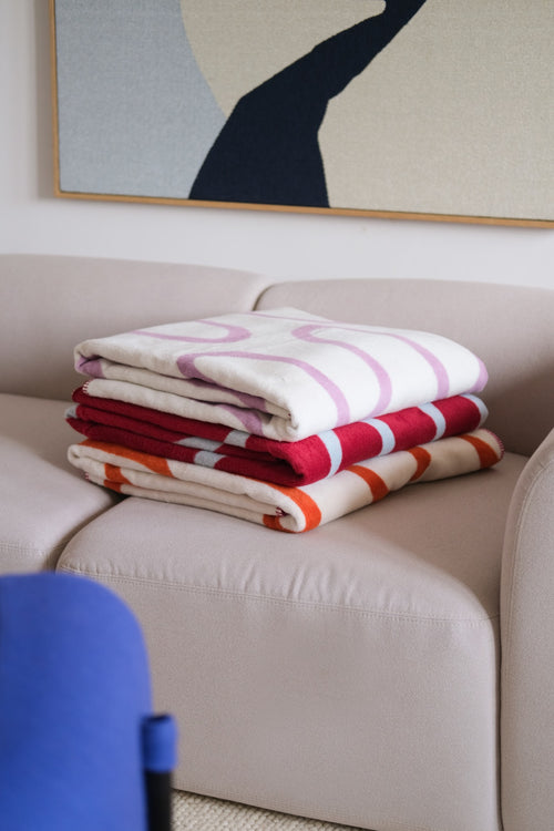 noo.ma SWIRL Katoenen deken - Cherry Juice & Baby Blue - vtwonen shop