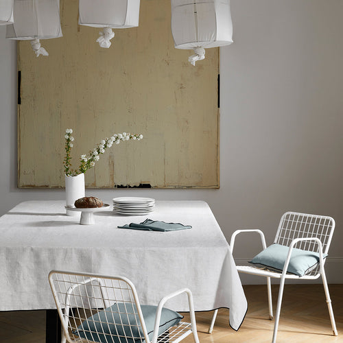 Madura Vierkant tafelkleed Carlina puur witte en zwarte hommel 170x170 cm