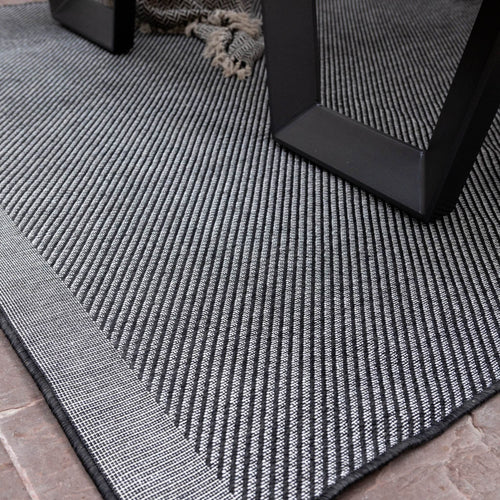 Buitenkleed Border - Zwart/grijs/wit - dubbelzijdig - EVA Interior - 240 x 340 cm - vtwonen shop