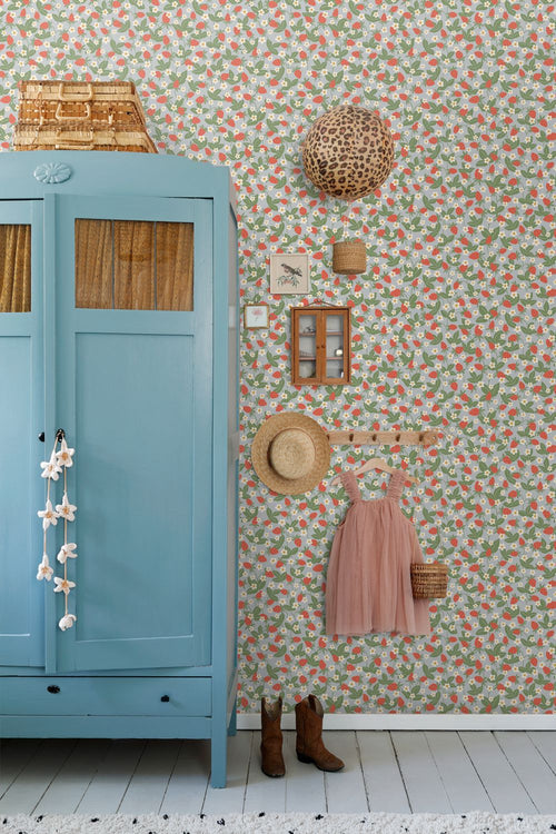 ESTAhome behang aardbeien blauw, groen en rood - 50 x 900 cm - 132173