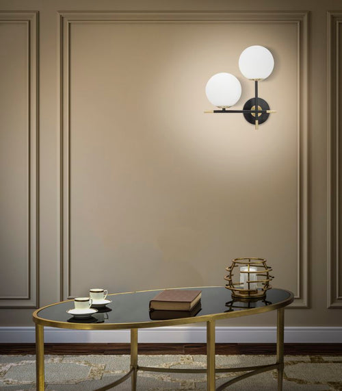 Wandlamp van zwart metaal met 2 witte glazen bollen 30x17x35 cm