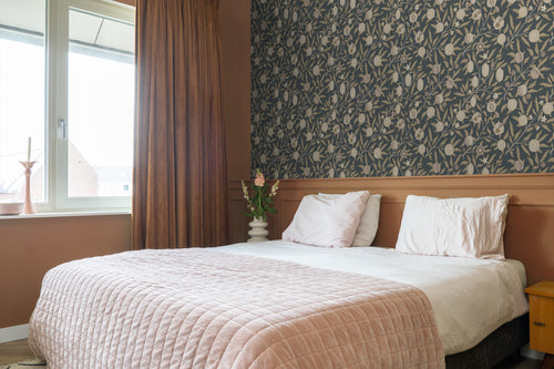 ESTAhome behang exotisch fruit en bladeren donkerblauw en taupe - 50 x 900 cm - 131173 - vtwonen shop