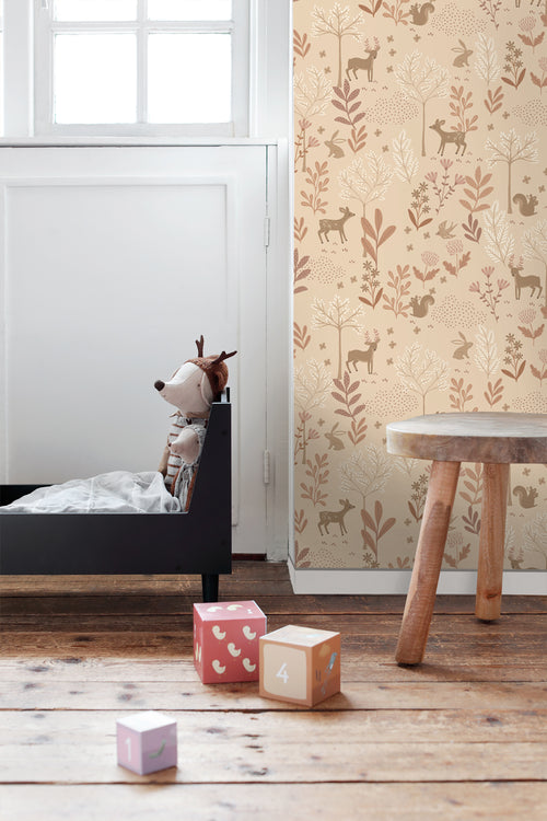 ESTAhome behang bos met bosdieren licht terracotta - 53 cm x 10.05 m - 131229 - vtwonen shop