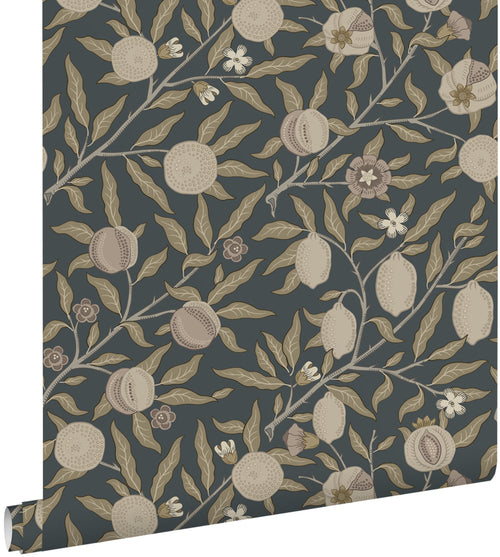 ESTAhome behang exotisch fruit en bladeren donkerblauw en taupe - 50 x 900 cm - 131173 - vtwonen shop