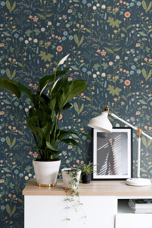 ESTAhome behang veldbloemen donkerblauw, groen en roze - 53 cm x 10.05 m - 139698