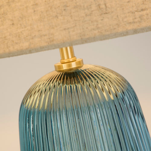 Searchlight Cameo 1-lichts tafellamp, blauw glas met natuurlijke linnen kap
