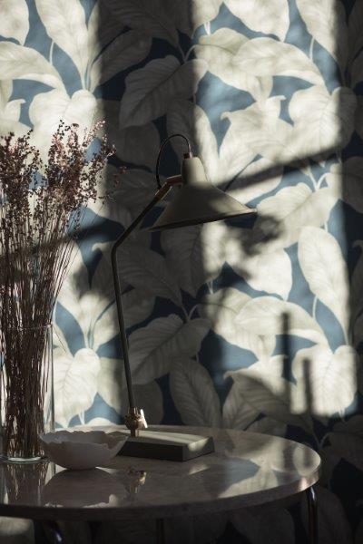 Borastapeter behang bladeren vergrijsd blauw - 53 cm x 10.05 m - 660529 - vtwonen shop