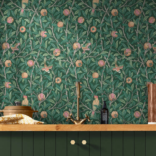 William Morris at Home vliesbehang Bird & Pomegranate Deep Green - vtwonen shop