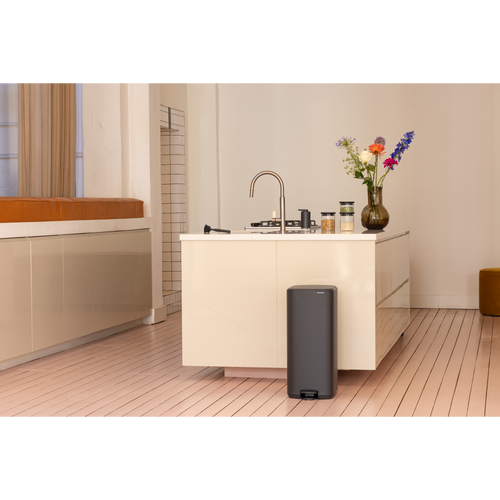 Brabantia Bo Pedaalemmer, 30 liter, stil sluitend, kunststof binnenemmer - Mineral Infinite Grey