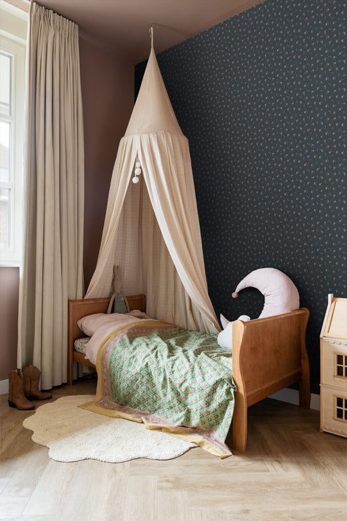 ESTAhome behang vintage bloemetjes donkerblauw en roze - 50 x 900 cm - 139836 - vtwonen shop