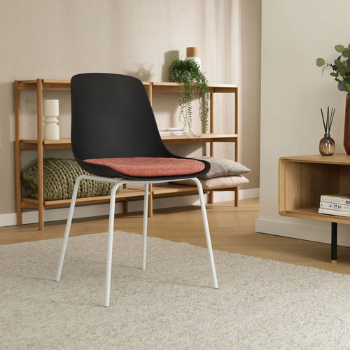 Nolon Nora-Liv Eetkamerstoel Zwart - Terracotta Kussen - Witte Poten - vtwonen shop