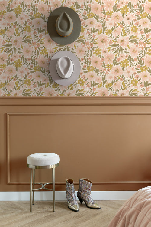 ESTAhome behang bloemen zacht roze, okergeel en vergrijsd groen - 50 x 900 cm - 130924 - vtwonen shop