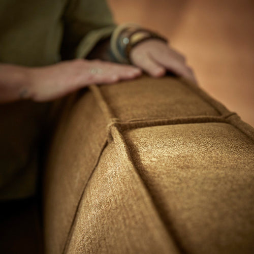 Tikamoon Eikenhouten bank met okerkleurige stof, 2-zits - Mosterd