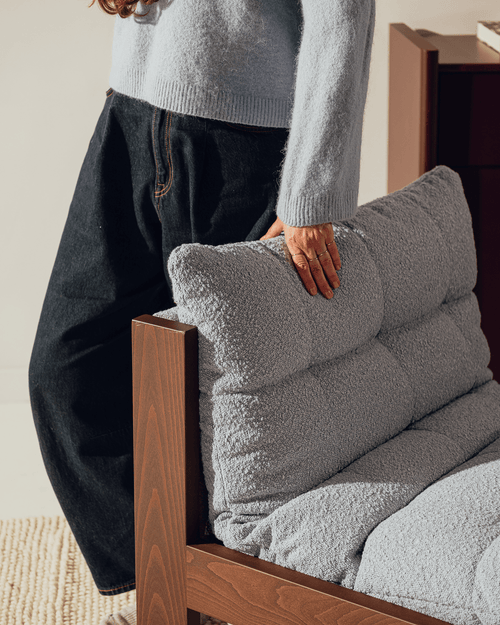 noo.ma Huno loungestoel - bouclé bekleding, houten frame, soft zitcomfort