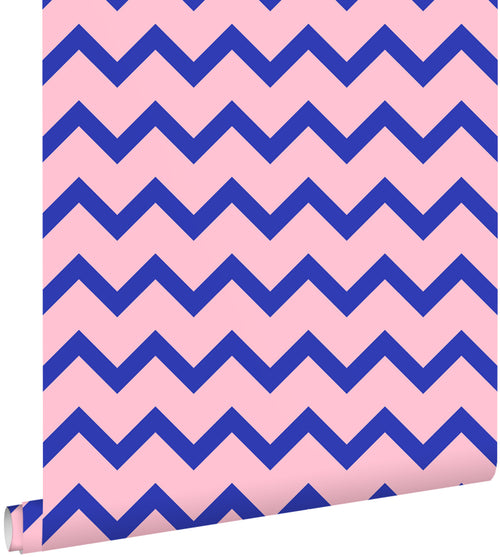 ESTAhome behang zigzag motief blauw en roze - 50 x 900 cm - 131485