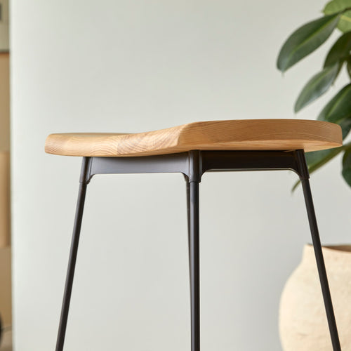 Tikamoon Hoge kruk van massief essenhout en zwart metaal - Zwart