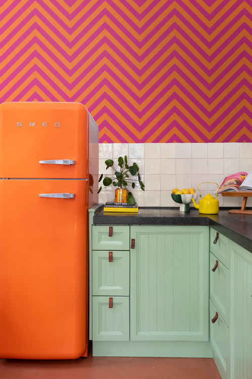 ESTAhome behang chevronpatroon oranje en fuchsia roze - 50 x 900 cm - 131405 - vtwonen shop