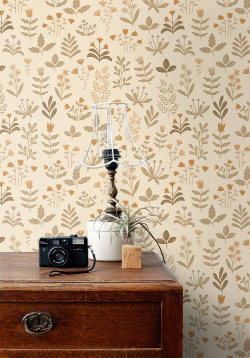 ESTAhome behang veldbloemen warm beige - 50 x 900 cm - 131096 - vtwonen shop