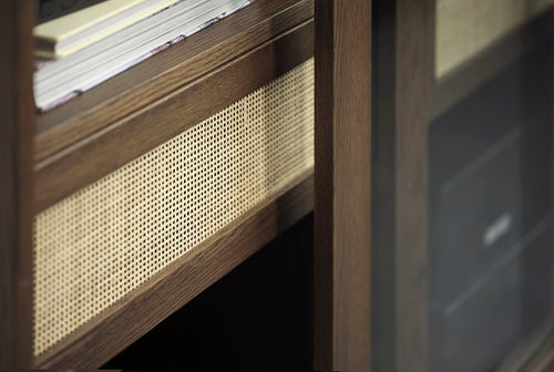 Rebellenclub Vitrinekast Yass - Smoked Eiken met Rattan - vtwonen shop