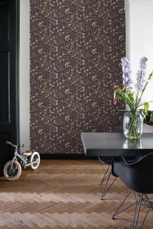 ESTAhome behang bloemen en vogels aubergine paars, olijfgroen en lila paars - 50 x 900 cm - 139871 - vtwonen shop