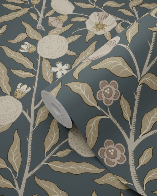 ESTAhome behang exotisch fruit en bladeren donkerblauw en taupe - 50 x 900 cm - 131173 - vtwonen shop