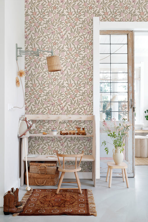 ESTAhome behang exotisch fruit en bladeren lichtpaars en vergrijsd groen - 50 x 900 cm - 131170 - vtwonen shop