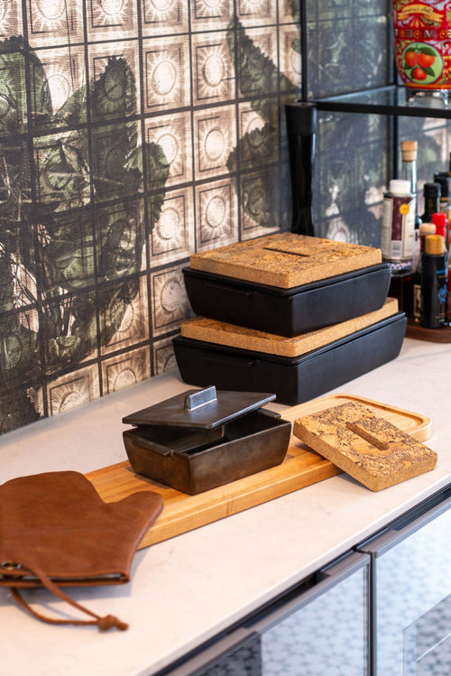 Dutchdeluxes Ovenschotel met deksel en kurken onderzetter - Handgemaakt - 20x13.5x8.5 cm - Zwart - vtwonen shop