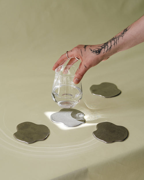 noo.ma Plama Coasters set van 4 - gepolijst aluminium onderzetters, free-form
