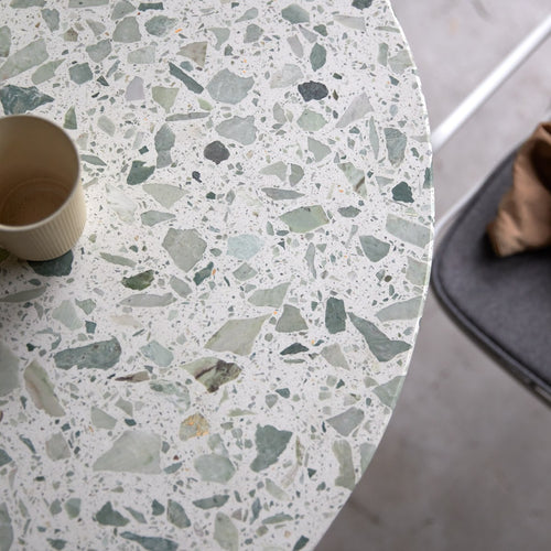 Tikamoon Ronde tafel van groen premium terrazzo en metaal voor 4 personen - Groen - vtwonen shop
