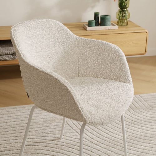 Nolon Nora-Mare Eetkamerstoel Bouclé Beige - Armleuning - Witte Poten - vtwonen shop