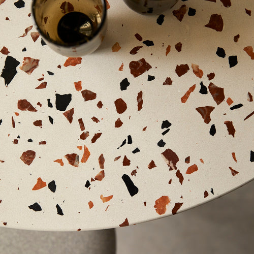 Tikamoon Ronde tafel van premium terrazzo en massief acaciahout voor 4 personen - Bruin - vtwonen shop