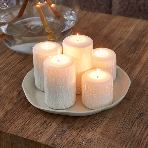 Rivièra Maison RMMonogram PillarCandle white9,5x15 - Paraffine - Wit - vtwonen shop