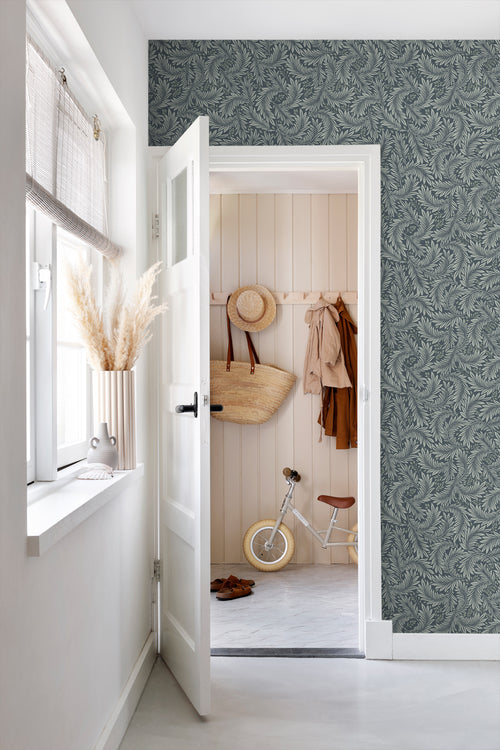 ESTAhome behang bladeren vergrijsd blauw - 50 x 900 cm - 131146 - vtwonen shop