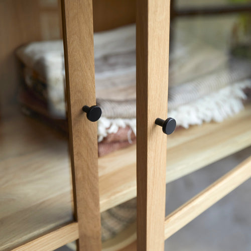 Tikamoon Hoge vitrinekast van massief eikenhout - Naturel - vtwonen shop